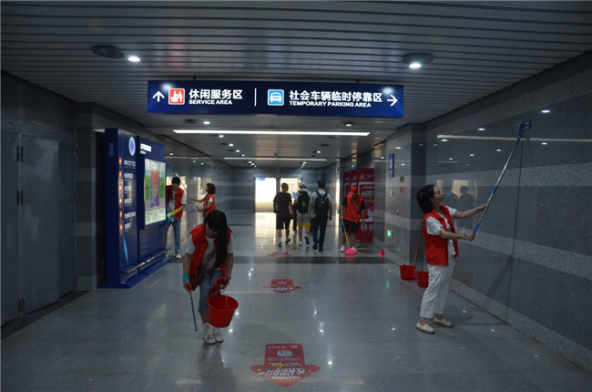 城投集團開展“創(chuàng)衛(wèi)迎暗訪、全城大掃除”主題志愿活動