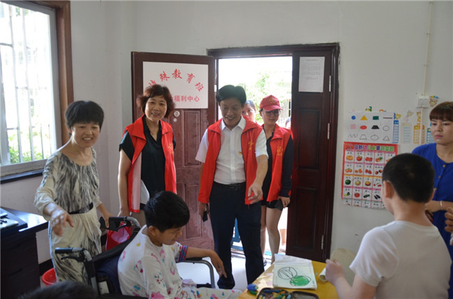 城投集團(tuán)開(kāi)展“傳承紅色基因，敬老愛(ài)幼先行” 現(xiàn)場(chǎng)獻(xiàn)愛(ài)心活動(dòng)