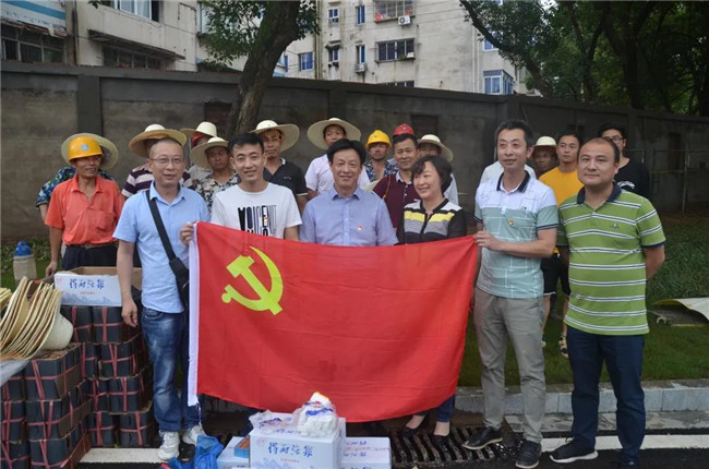 炎炎夏日送清涼，點滴關(guān)懷暖人心——城投集團各黨支部開展“送清涼”慰問一線員工活動