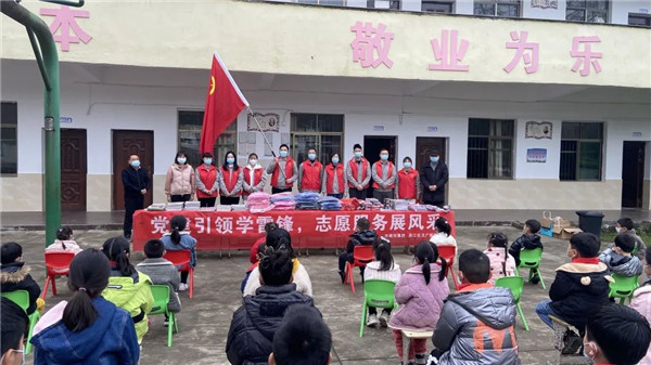 市城投集團(tuán)開展“黨建引領(lǐng)學(xué)雷鋒，志愿服務(wù)展風(fēng)采”送溫暖活動(dòng)