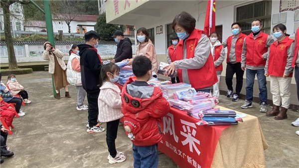 市城投集團(tuán)開展“黨建引領(lǐng)學(xué)雷鋒，志愿服務(wù)展風(fēng)采”送溫暖活動(dòng)